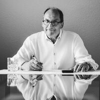 Schwarzweißfoto des Geschäftsführers Klaus Maaß.
