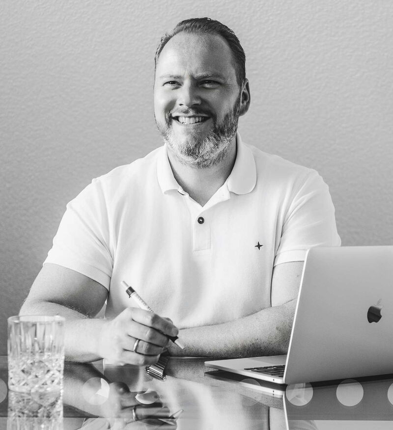 Schwarzweißportrait des Geschäftsführers Ingo Maaß.