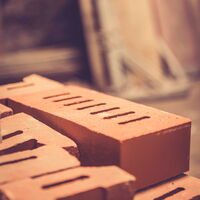 Rötliche Backsteine liegen übereinander.