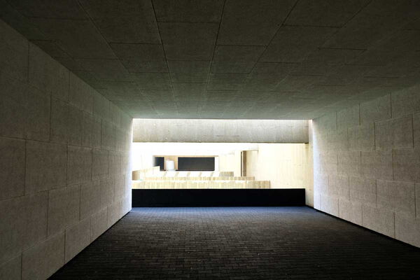 Innenansicht eines Schießstandes mit Licht und Schattenspiel.