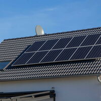 Mit Solaranlage bestücktes Hausdach.