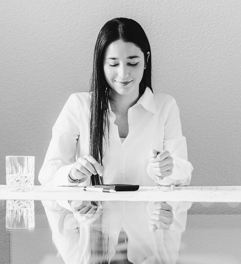 Portrait der Mitarbeiterin Aysu-Özdemir.