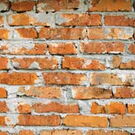 Grob verputzte Backsteinmauer.