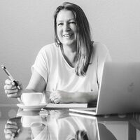 Portrait der Mitarbeiterin Susanne Foecking.