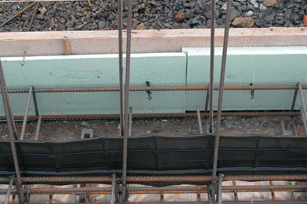 Diverse Materialien sind zu sehen, die zur Abdichtung zwischen Stahlgitter und Ausschachtung dienen.