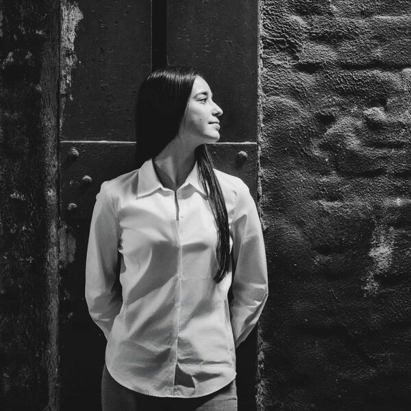 Schwarzweißfoto der Mitarbeiterin Aysu Ozdemir.