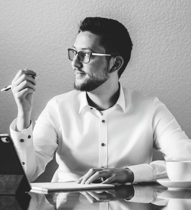 Schwarzweißportrait des Mitarbeiters Jan-Philip Rezun.